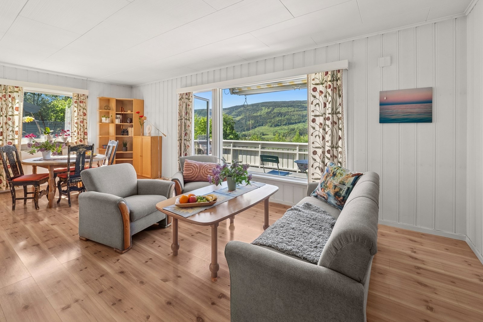 Stuen er lys og romslig. Galleribilde