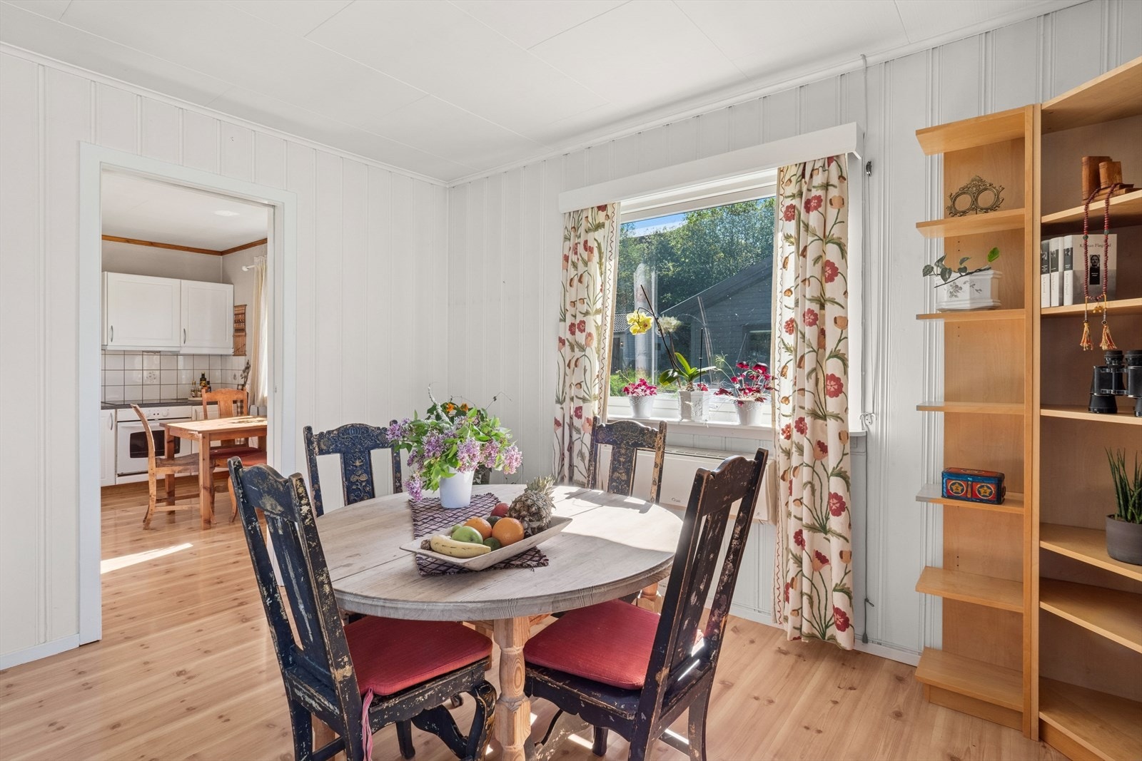 I sonen mellom stuen og kjøkkenet er det plass til et spisebord som knytter stuen sammen med kjøkkenet. Galleribilde