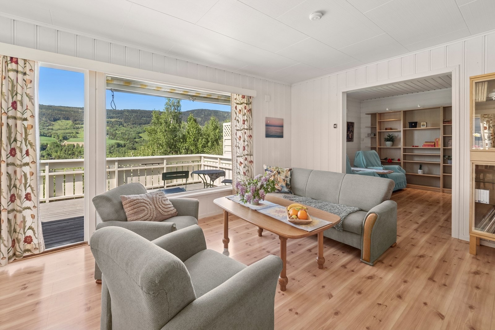 Stuen er inndelt i to soner, med plass til en sofagruppe med TV-løsning, en komfortabel godstol og et spisebord. Galleribilde