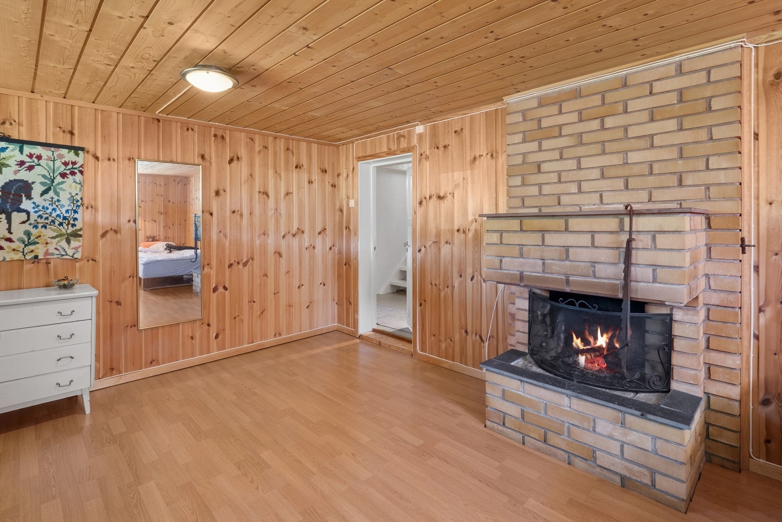 Innredet kjellerstue med peis. Galleribilde