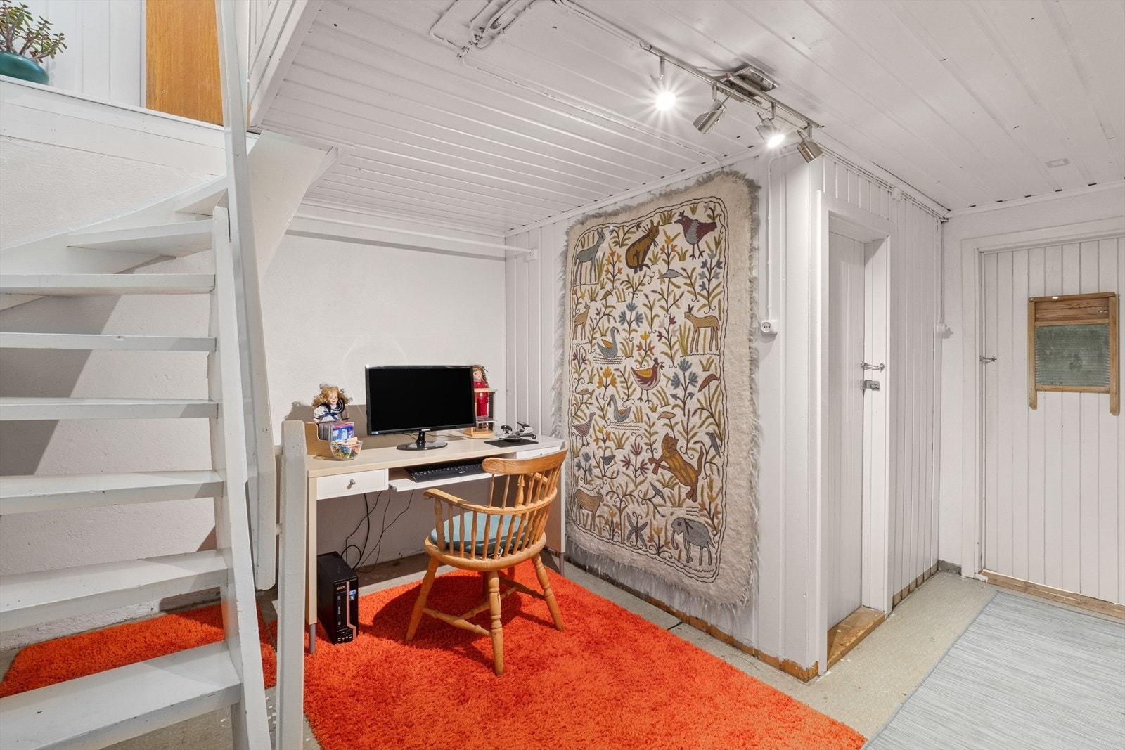 Trapperom til kjelleretasjen, innredet med fin kontorplass. Galleribilde