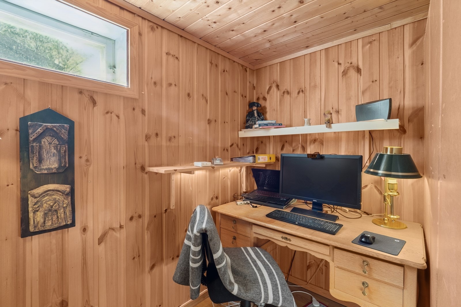 Innredet kontorplass nede. Galleribilde