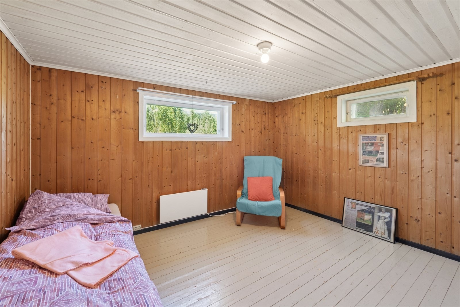 Det gjøres oppmerksom på at det i kjelleretasjen er innredet et soverom og en kjellerstue, men disse er opprinnelig godkjent som "disponible rom". Se punkt ferdigattest for mer informasjon. Galleribilde