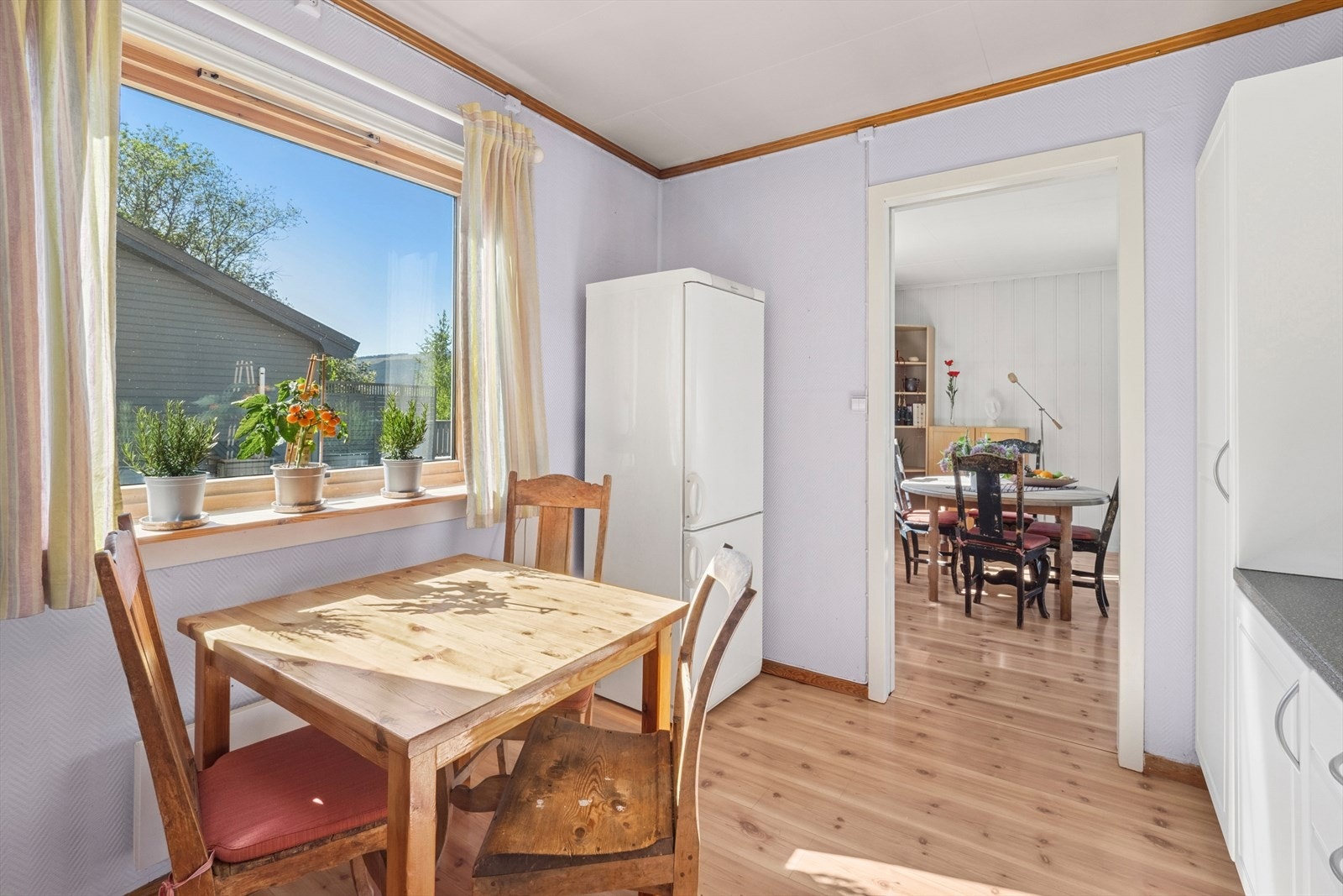 Kjøkkenet er videre utstyrt med plass til integrert steketopp, komfyr og oppvaskmaskin, samt at det er plass til et frittstående kjøleskap. Galleribilde