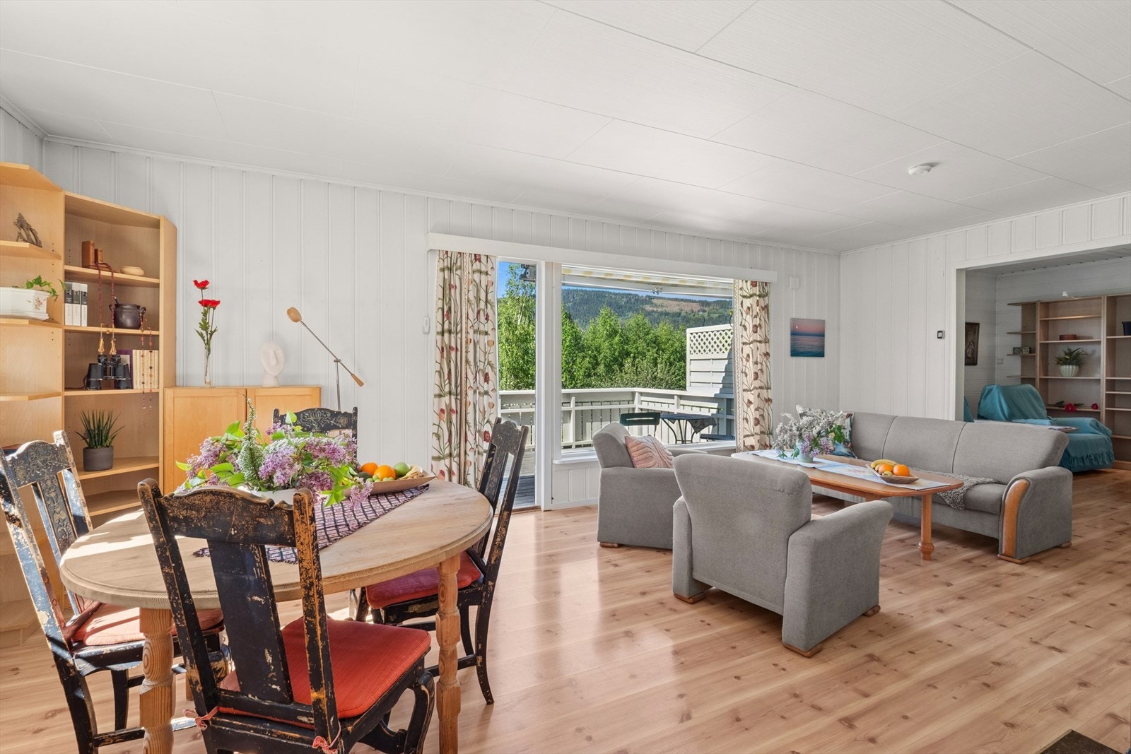 De store vinduene i rommet slipper inn rikelig med naturlig dagslys, og du kan nyte den fine utsikten. Galleribilde