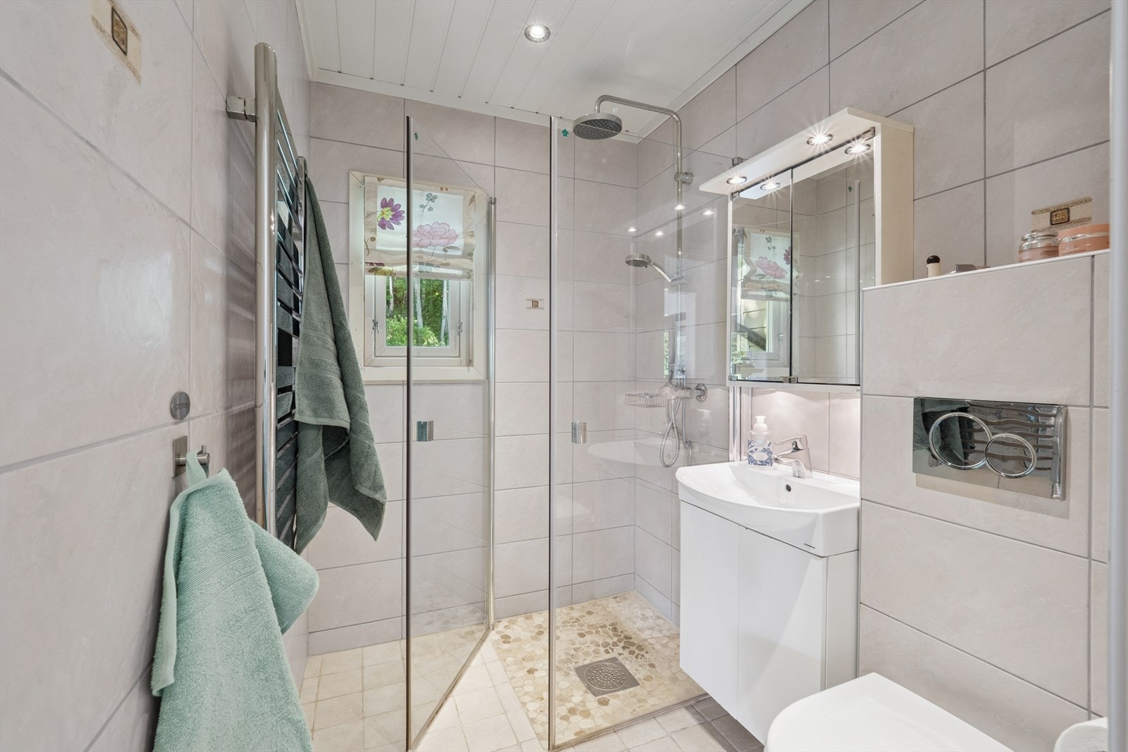 Badet ble oppgradert i 2012, og har flislagte overflater med behagelig varme i gulvet. Galleribilde