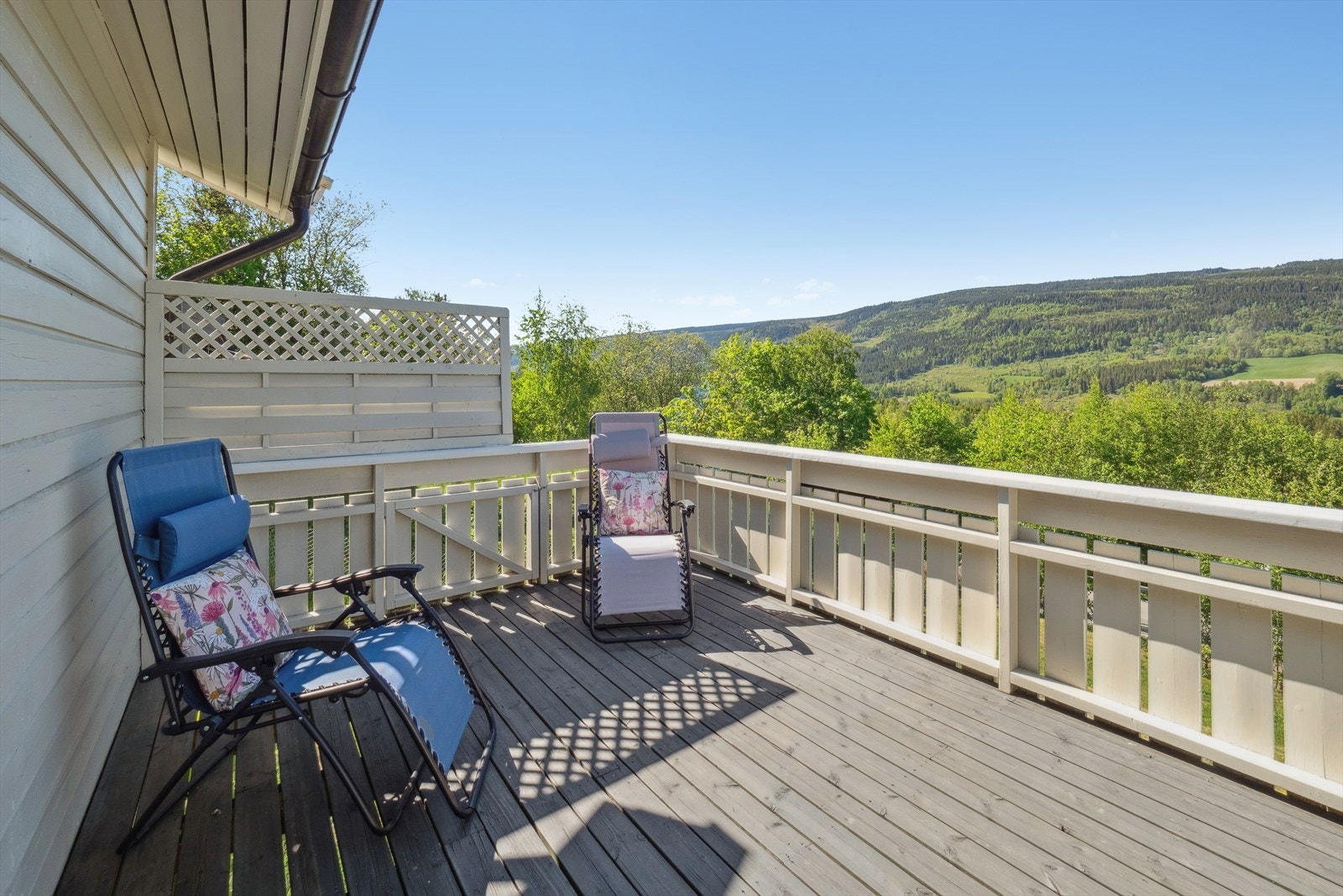 Fra stuen har du utgang til en solrik terrasse på 18 kvm, hvor du også kan nyte den landlige utsikten. Galleribilde