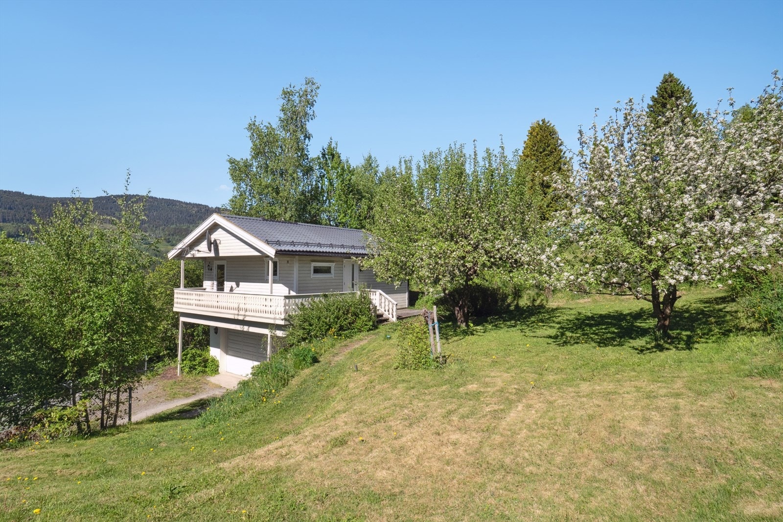 På nedsiden av boligen er det tilgang til dobbel garasje med innredet andre etasje. Galleribilde