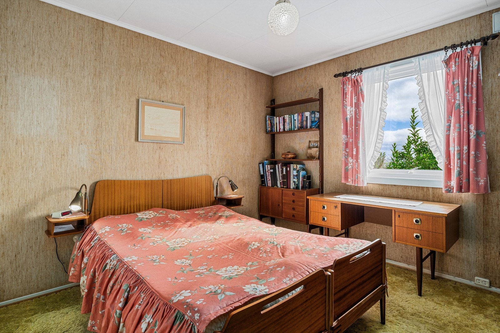 Hovedsoverommet er plassert i husets nordvestre hjørne. Også herfra er det fin sjøutsikt. Galleribilde