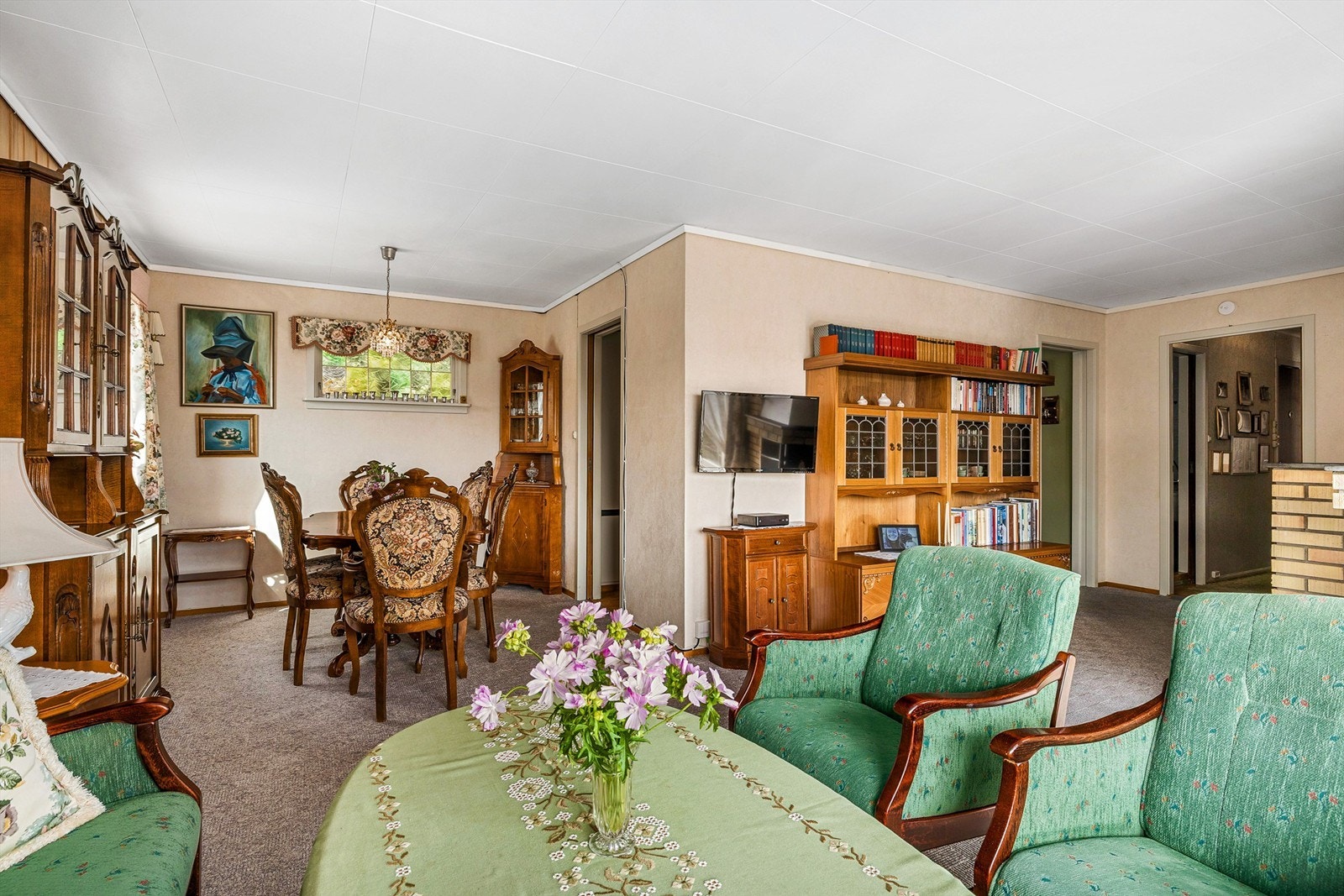 Stua rommer både spiseplass og sofagruppe. Galleribilde