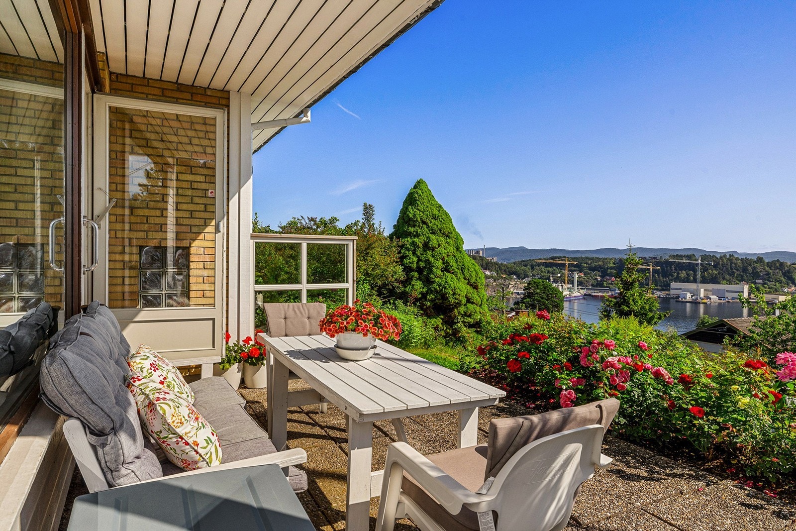 Uteplassen er delvis overbygget med direkte adkomst fra stua. Galleribilde