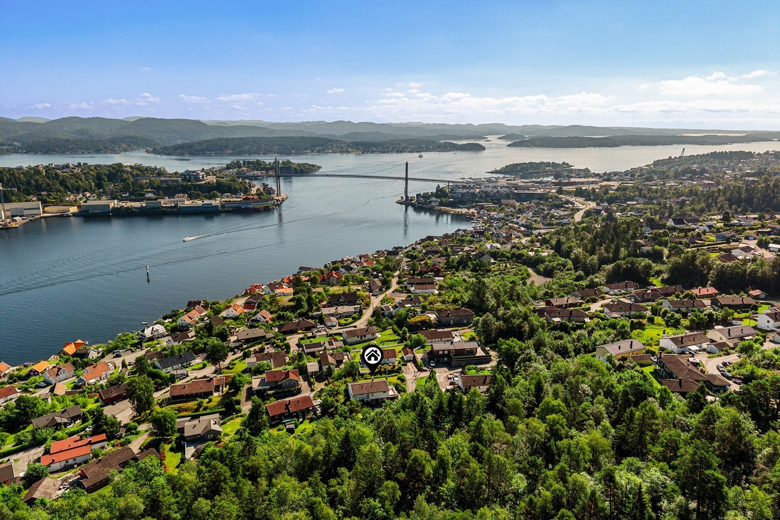 Boligen ligger tilbaketrukket inntil naturen, med kort avstand til kjøpesenter på Brotorvet. Galleribilde