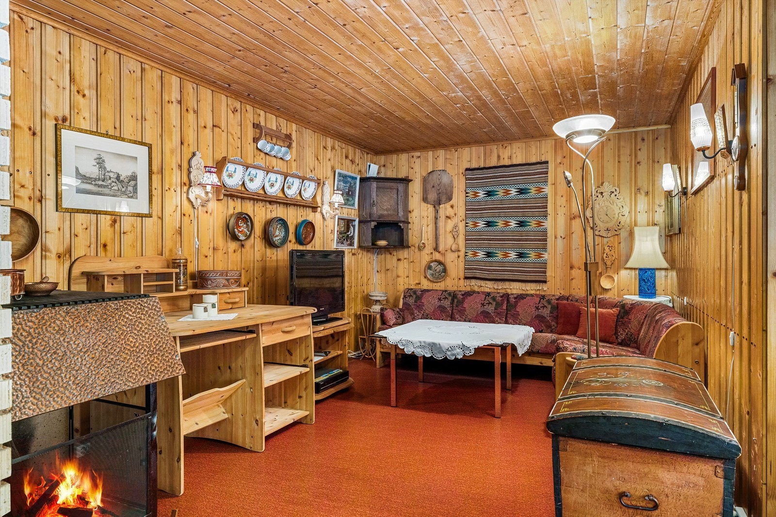 Kjellerstua har peis og panel som gir rommet et "hyttepreg" Galleribilde