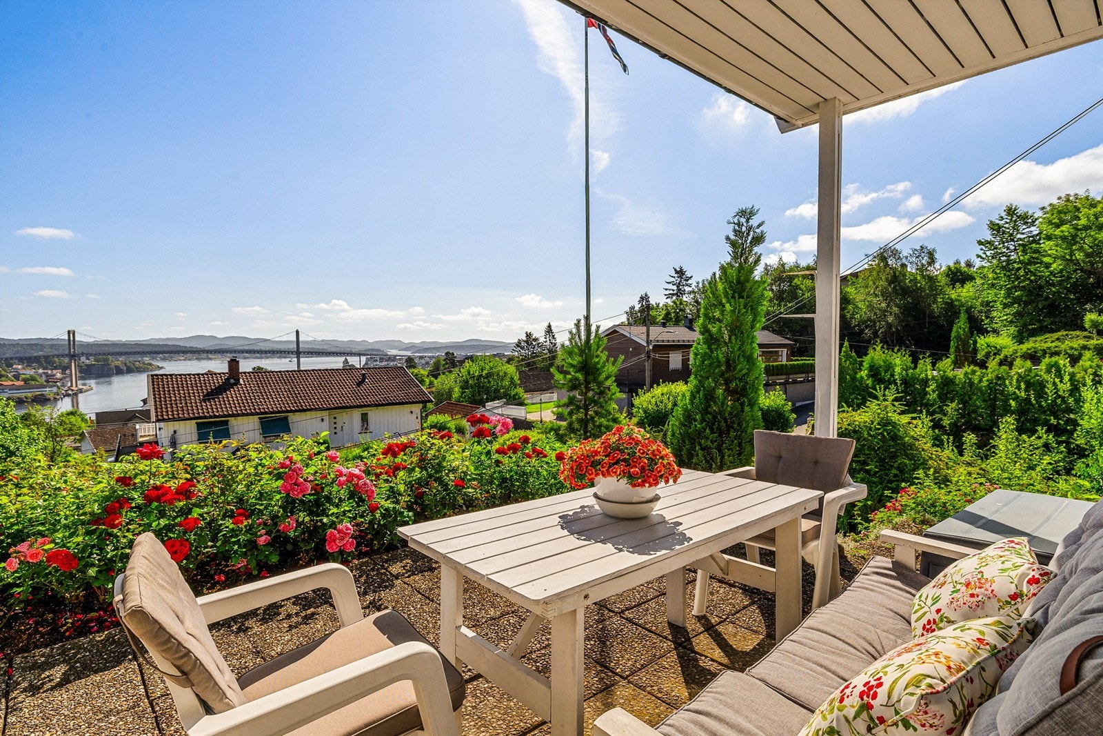 Nydelig sjøutsikt og vakker blomsterprakt. Galleribilde