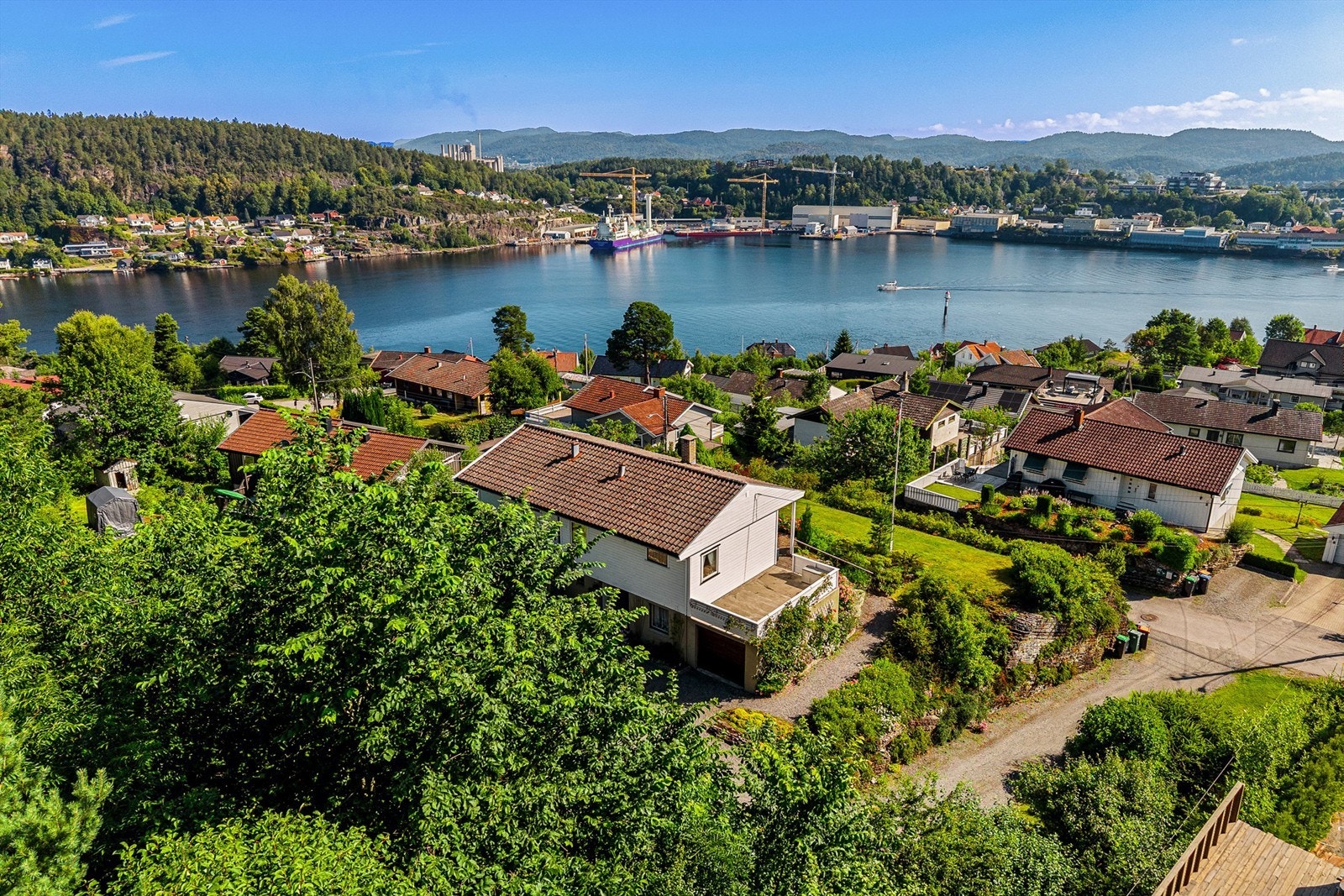 Utsikt over fjorden, boligområdet og byens silhuett. Galleribilde