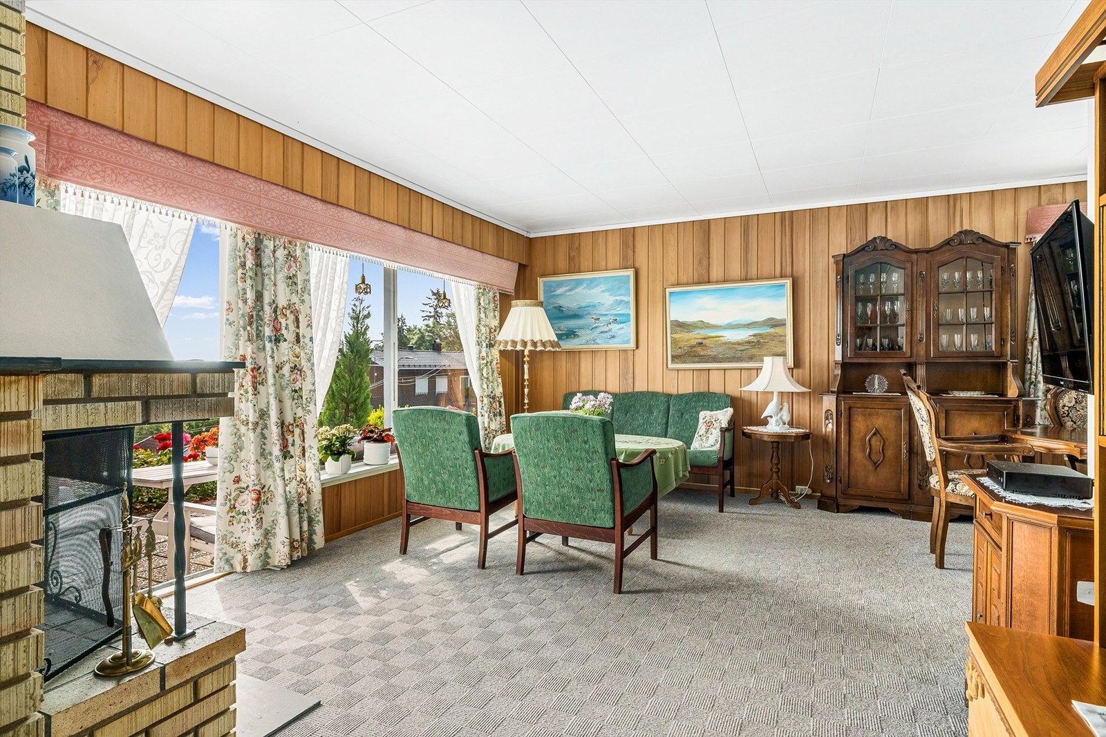 Stue med peis, utgang til terrassen, store vindusflater og sjø utsikt. Galleribilde