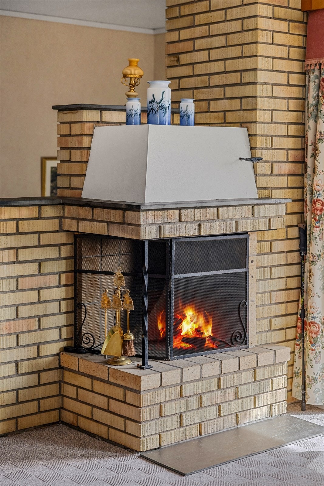 Peisen er plassert slik at flammen kan sees fra sofakroken. Galleribilde