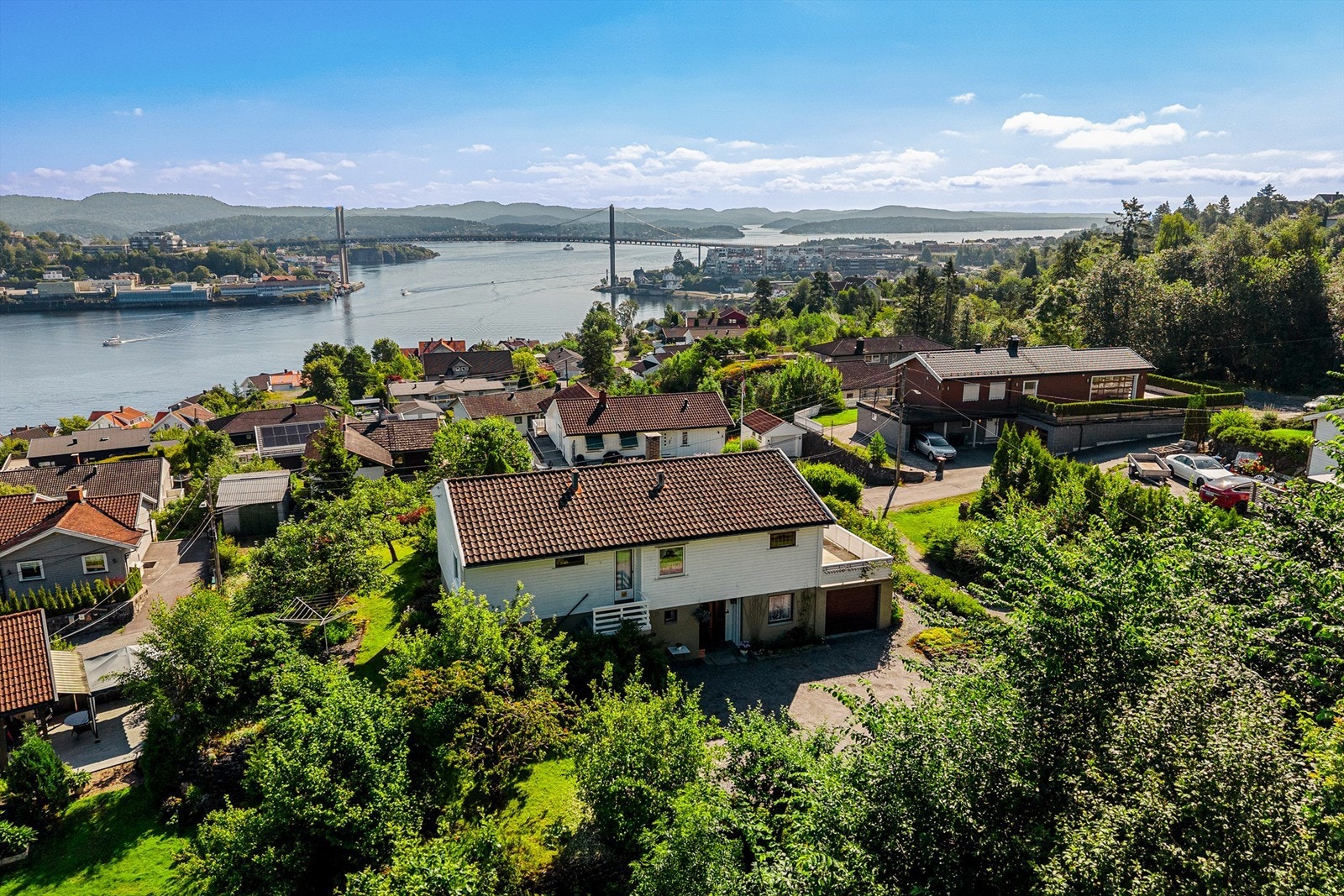 Boligen på nesten 150 kvm. inkl. garasje ligger på en høyde med naturen som nabo bak huset og fantastisk utsikt utover sjøen. Galleribilde