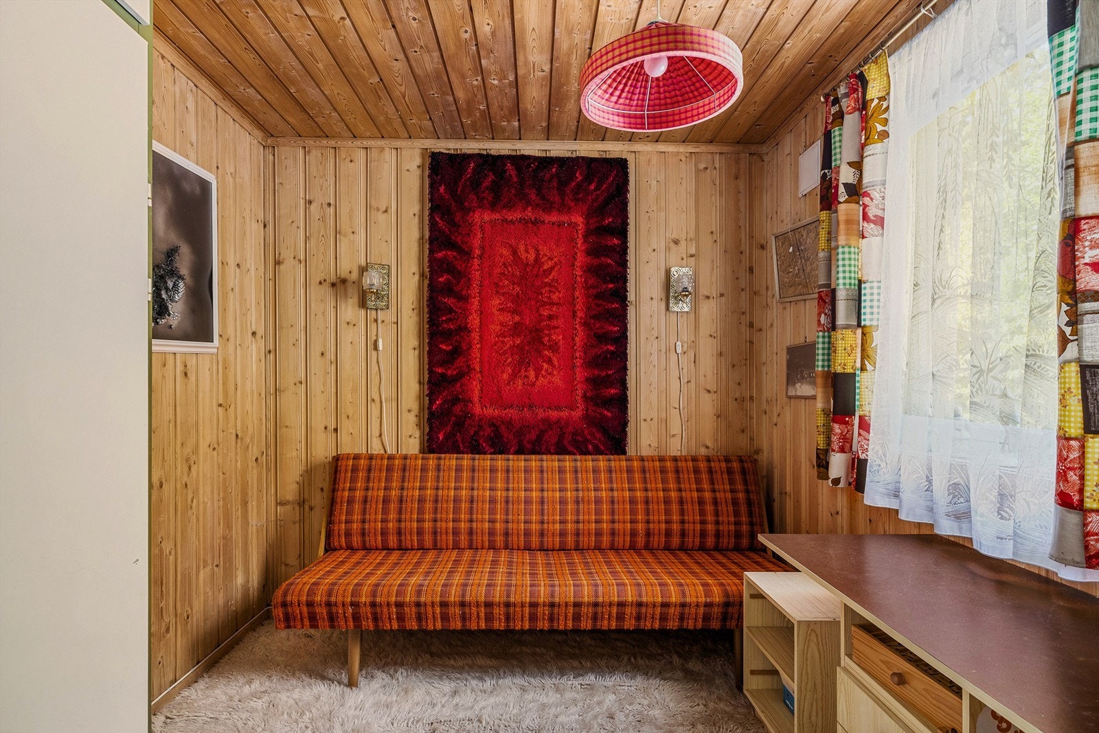 Innredet rom i underetasjen - egnet som gjesterom, kontor eller hobbyrom. Galleribilde