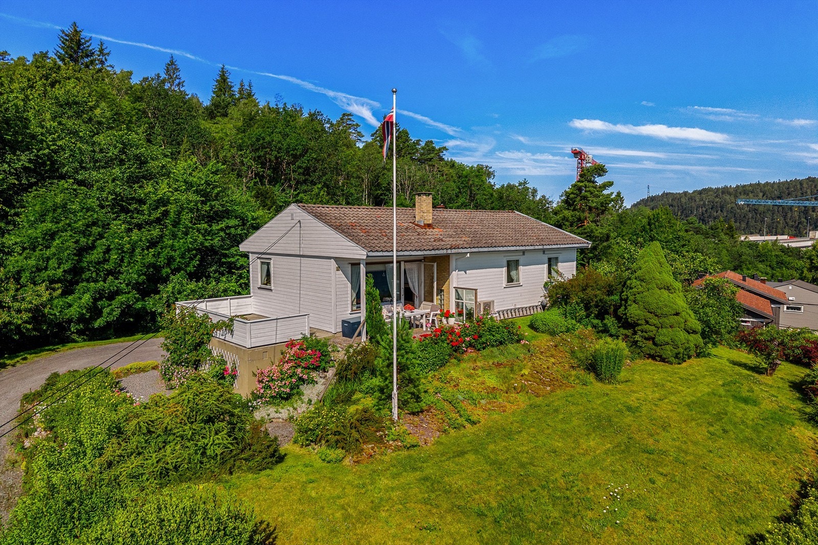 Boligen ligger usjenert til med fin sjø utsikt. Galleribilde