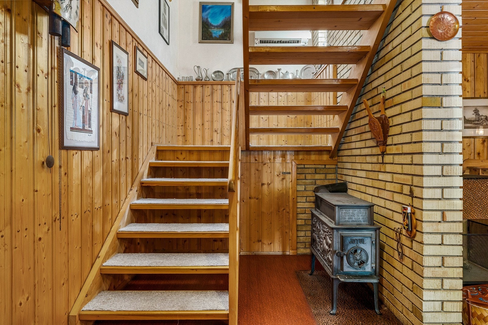 Fra hallen i underetasjen fører en repotrapp opp til stua. Vedovn og varmepumpe er plassert i trapperommet for god varmeutnyttelse. Galleribilde