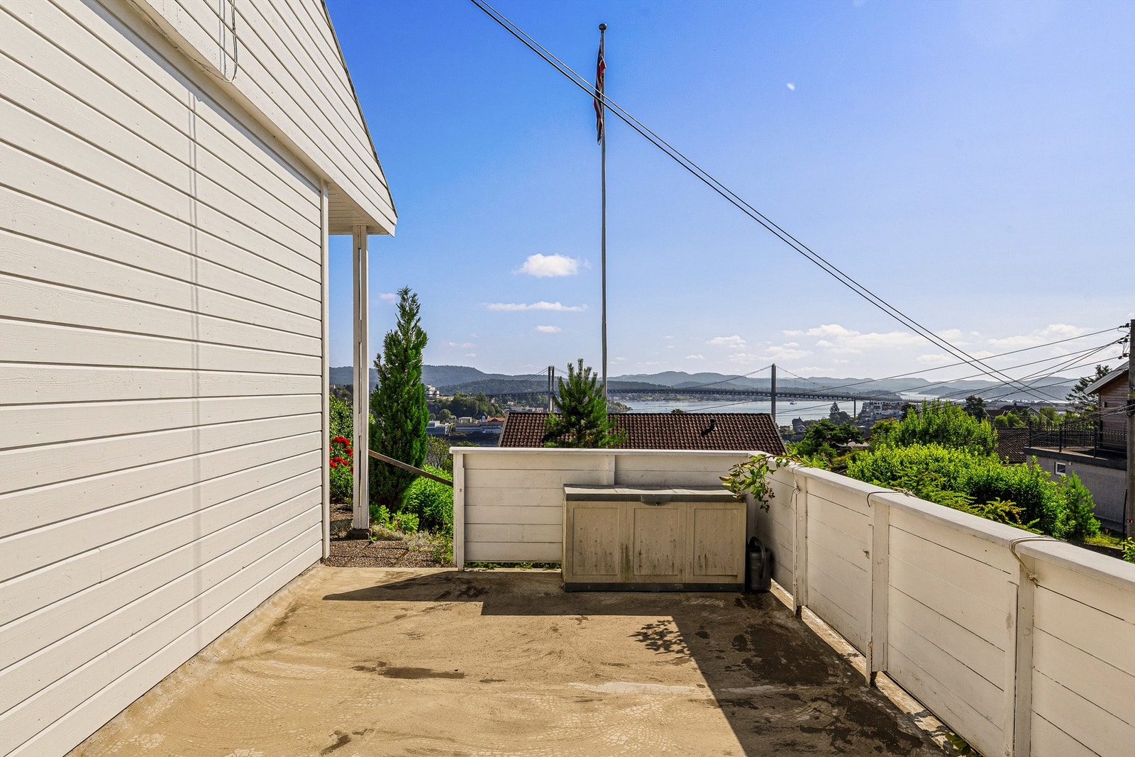 Terrassen over garasjen er også en fin uteplass. Galleribilde