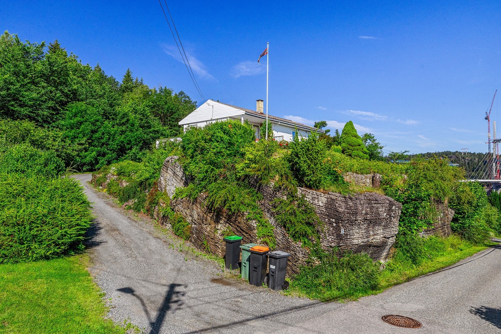 Eneboligen ligger høyt og fritt, med pent opparbeidet hage og usjenert beliggenhet. Galleribilde