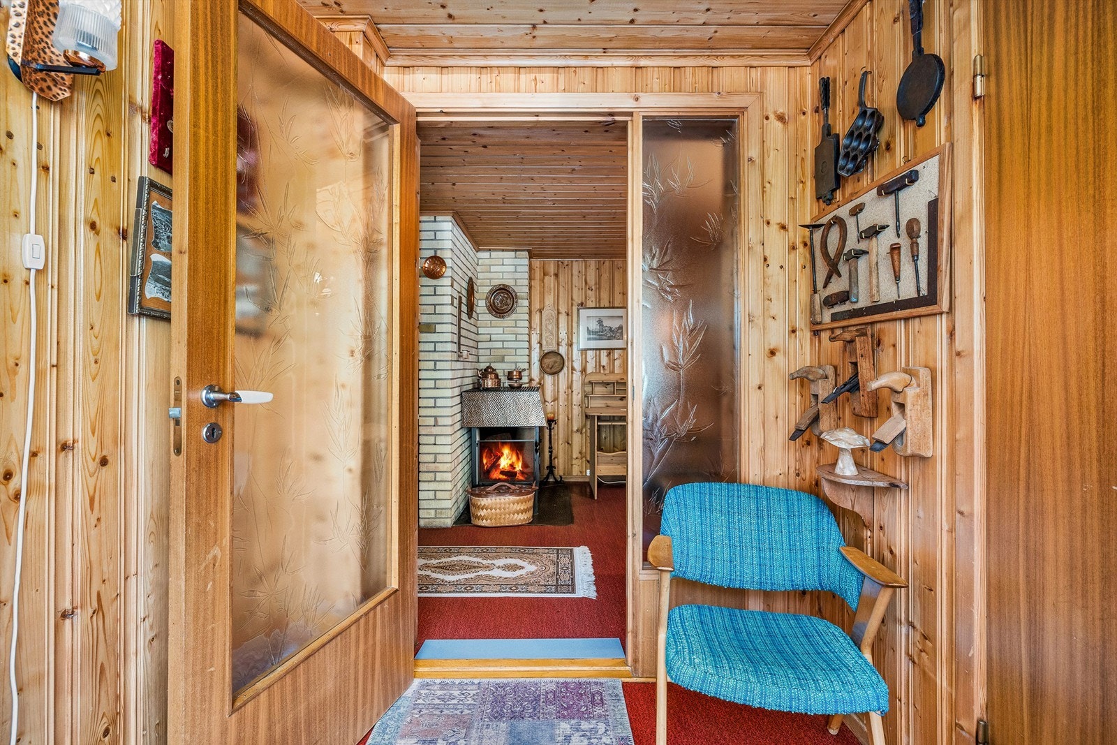 Vindfang fører videre inn til kjellestue og hall. Galleribilde