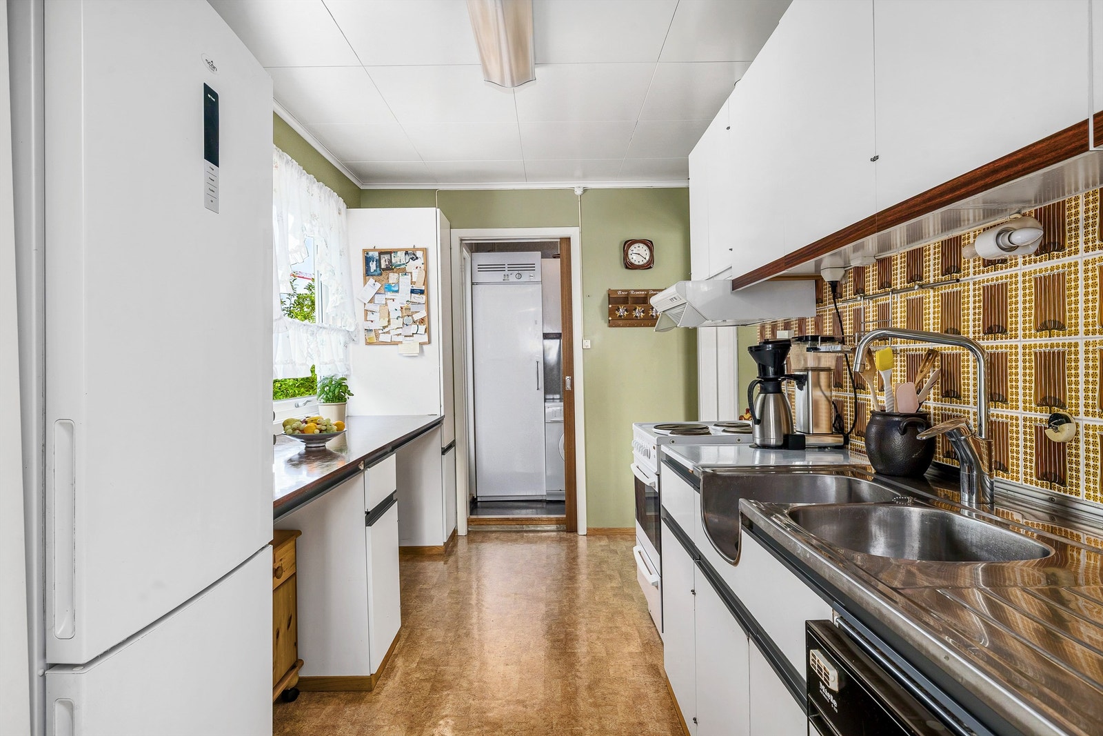 Innenfor kjøkkenet er det vaskerom med utgang til hagen. Galleribilde