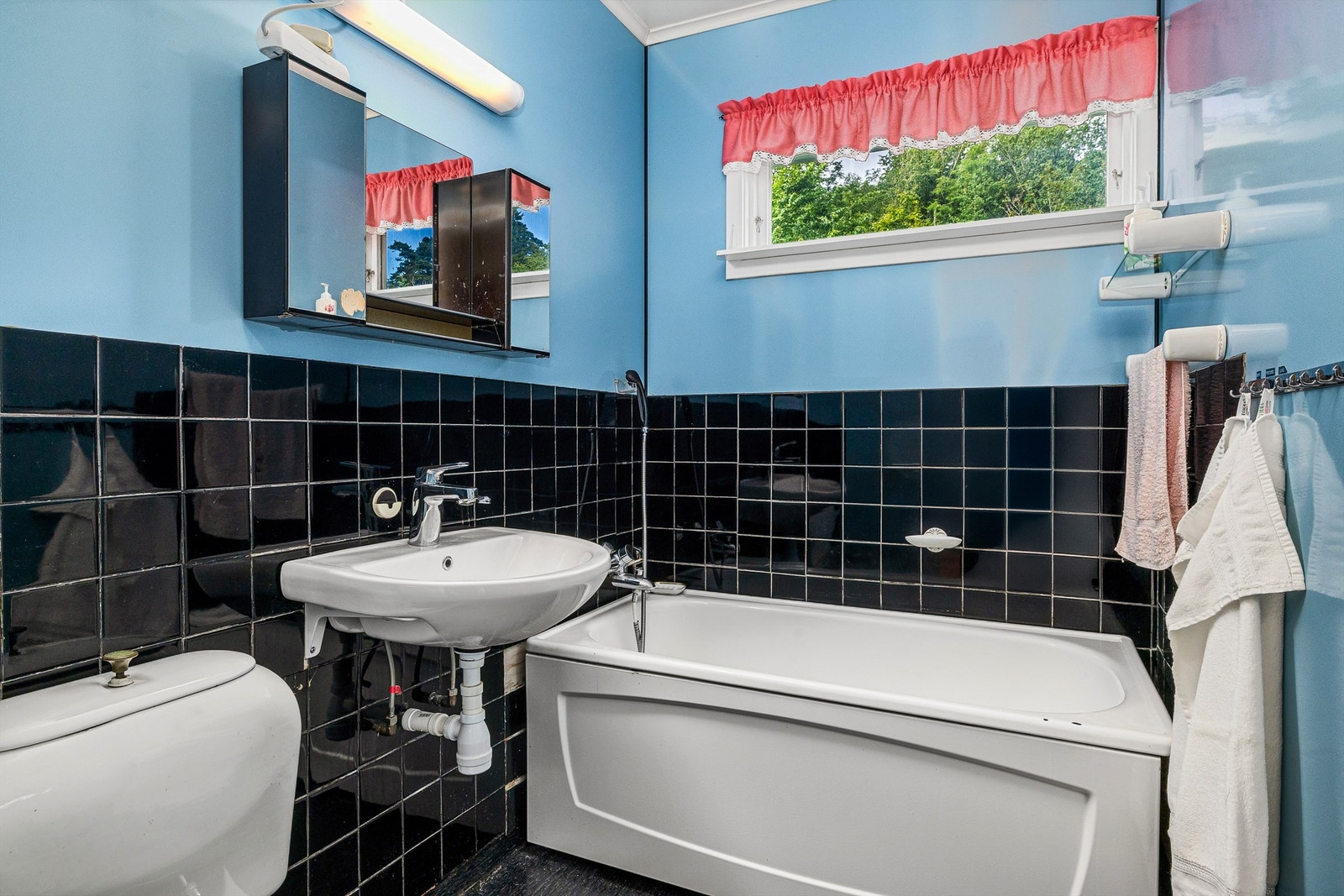 Bad med badekar, servant og wc i retrostil. Galleribilde