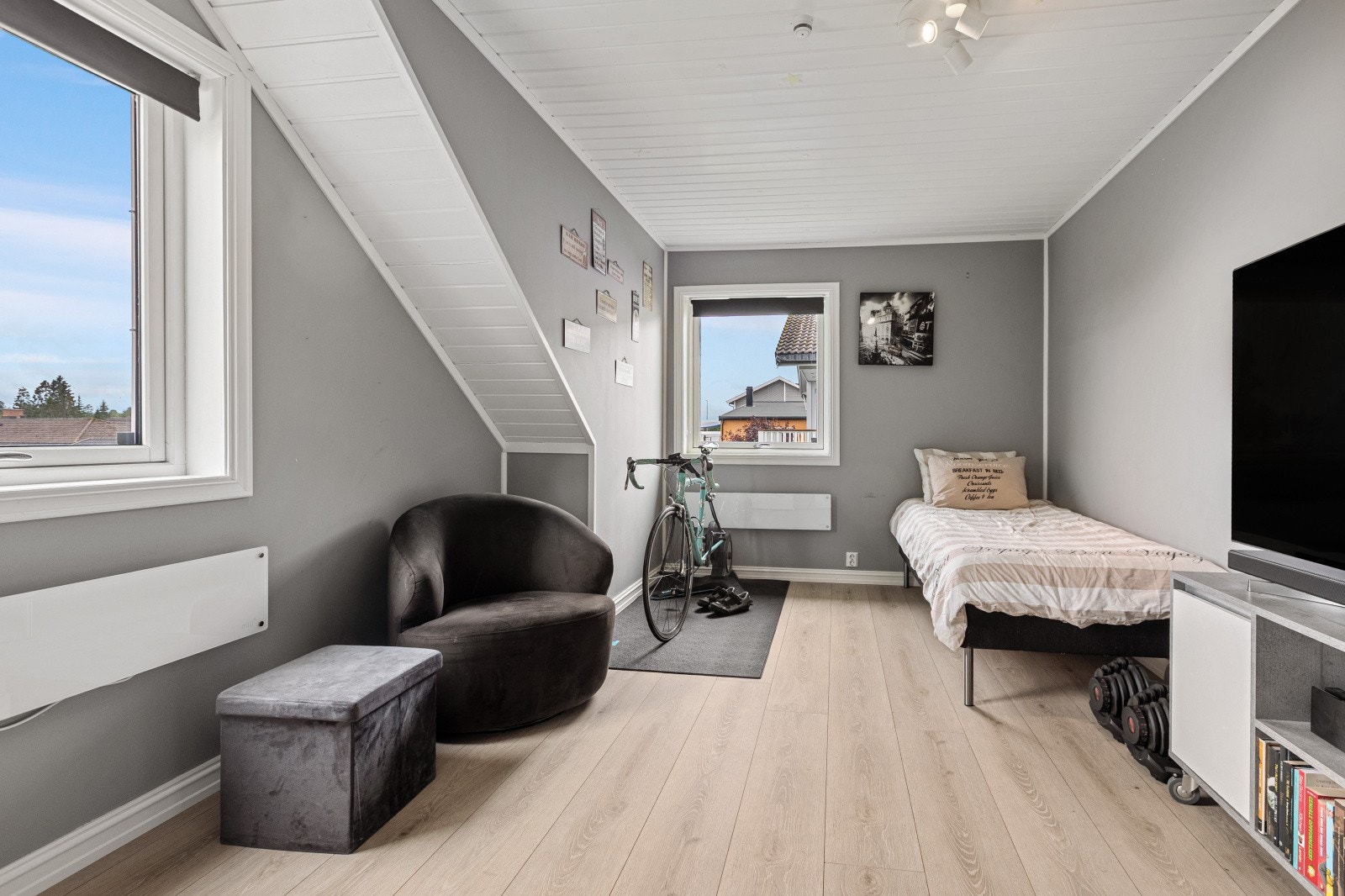 I andre etasje er det to romslige soverom, samt en registrert bod som i dag benyttes som soverom. Galleribilde