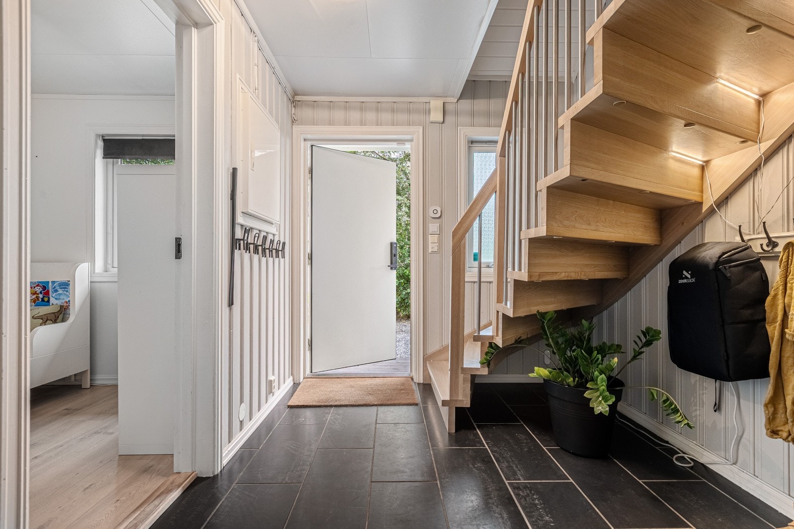 Velkommen inn til en hyggelig entré med fliser på gulv, supplert med varmekabler. Galleribilde