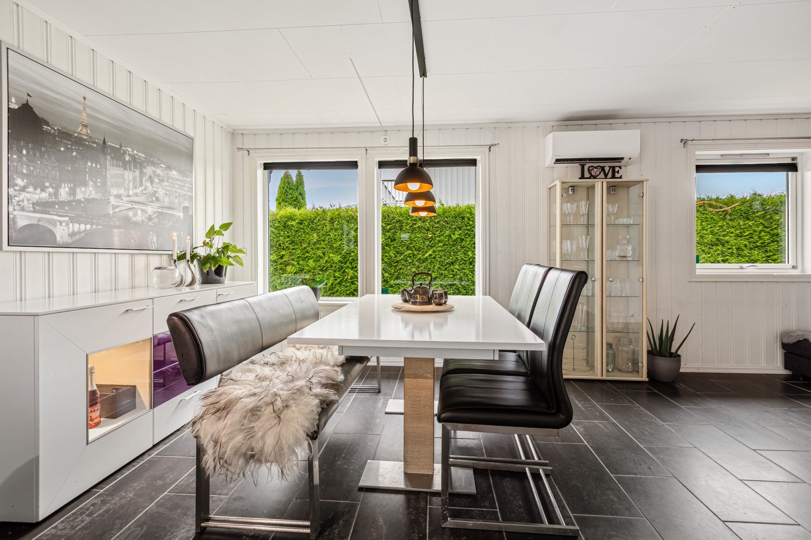 Store vinduer slipper inn rikelig med naturlig dagslys. Galleribilde