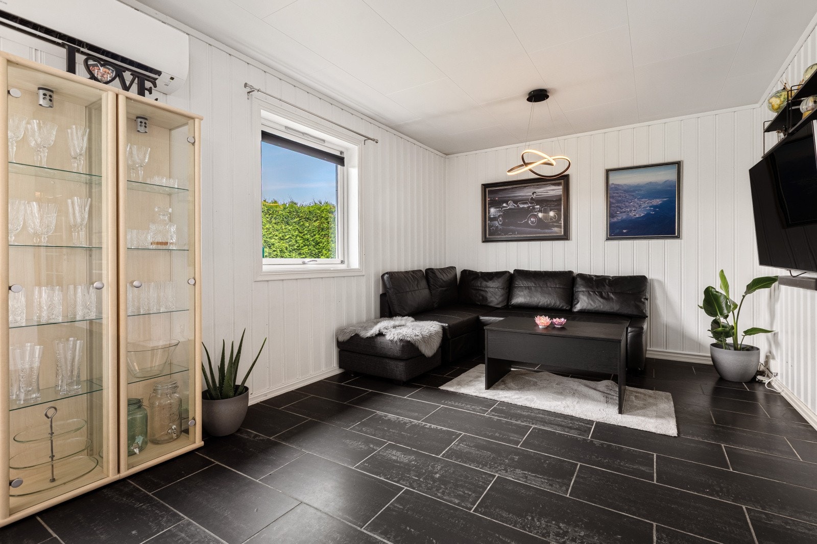 Praktisk L-formet rom som gir mulighet med å plassere sofamøblementet mer "avskilt" fra kjøkkenet. Galleribilde