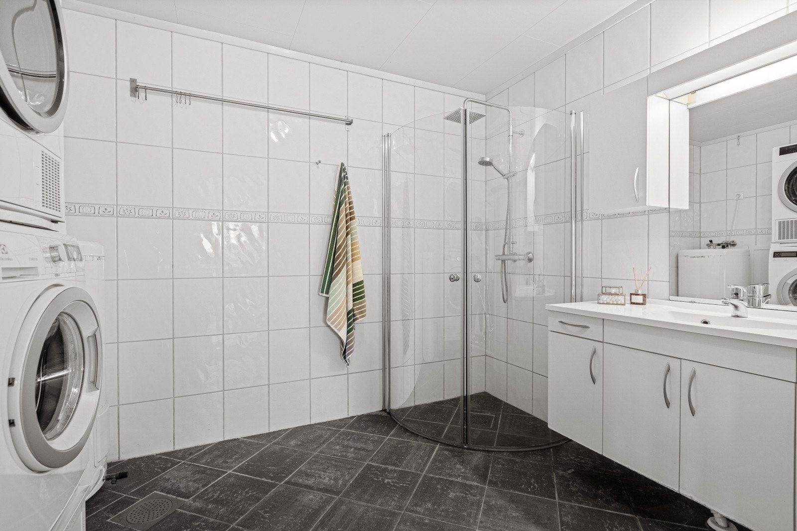 I første etasje er det et romslig og flislagt baderom med varmekabler i gulv. Galleribilde