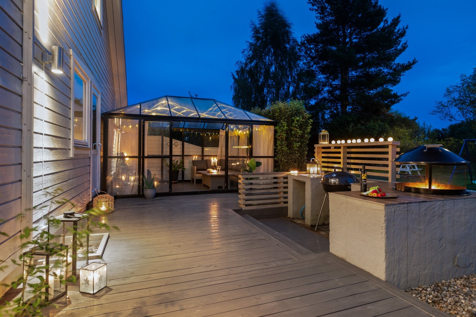 Eiendommen har bla. et hyggelig og skjermet uteområde med utekjøkken og hagestue. Galleribilde