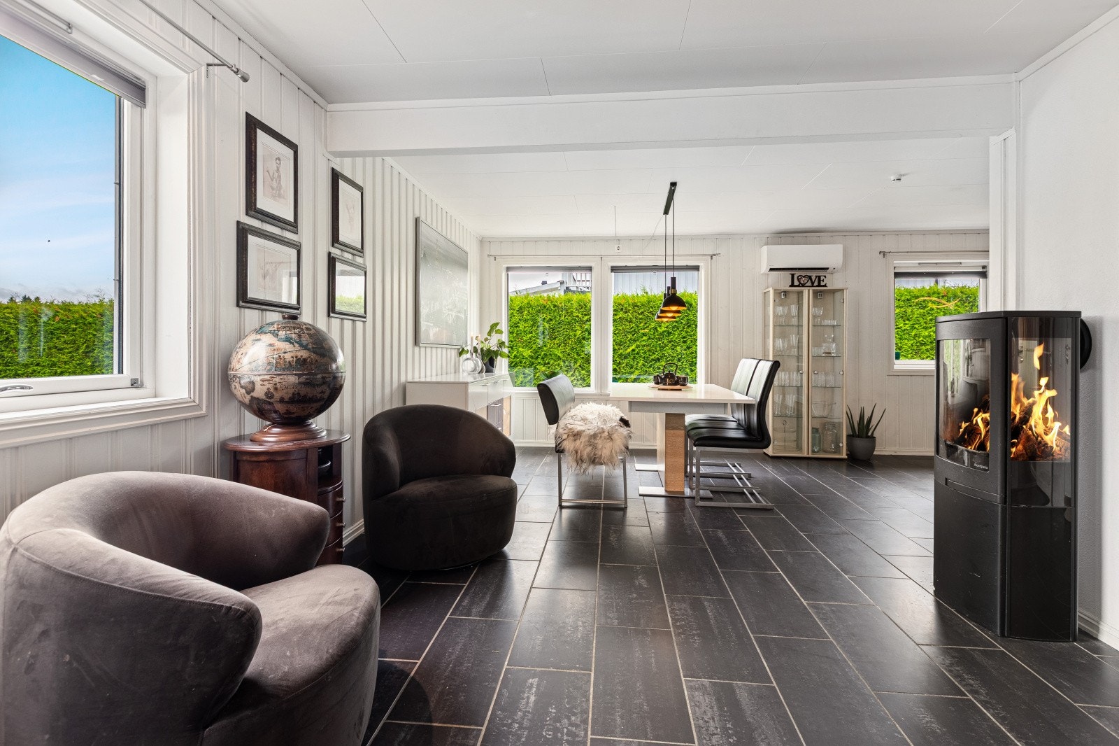 Praktisk designet stue som gir plass for både spisebord og sofamøblement. Galleribilde