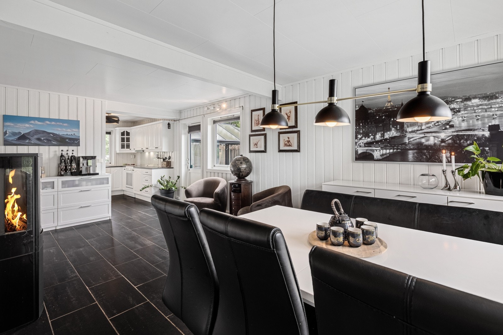 Det er lagt fliser på gulv, supplert med gulvvarme. Galleribilde