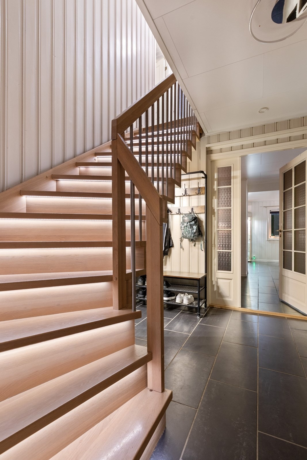 Den tidligere eieren arbeidet med å bygge trapper, derfor er denne trappen skiftet, og er veldig pen! Legg merke til lysene som er lagt opp i trappen, som også har dimmer-funksjon. Galleribilde