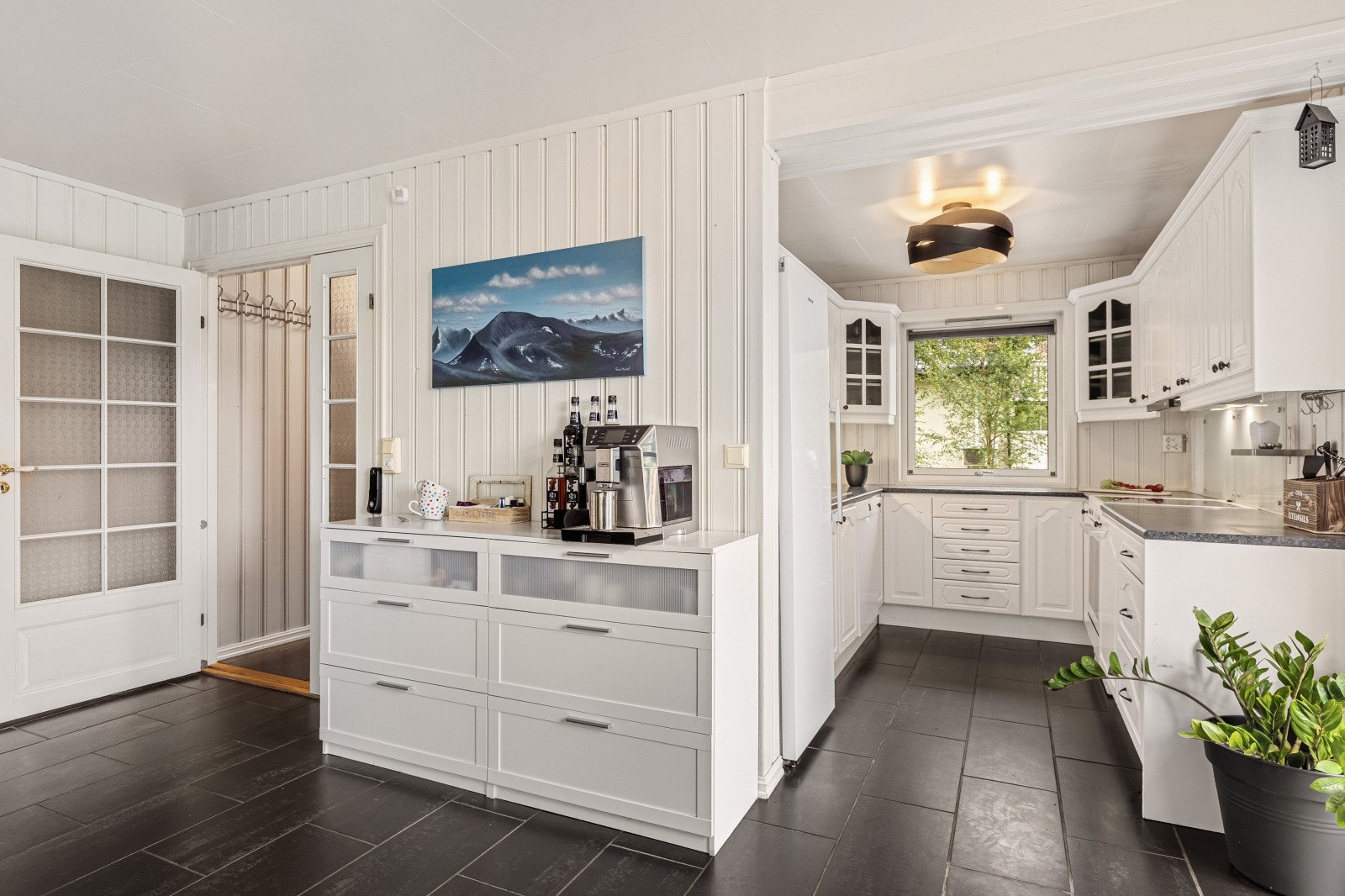 Lengre inn møtes vi av en åpen kjøkken/stue-løsning. Galleribilde