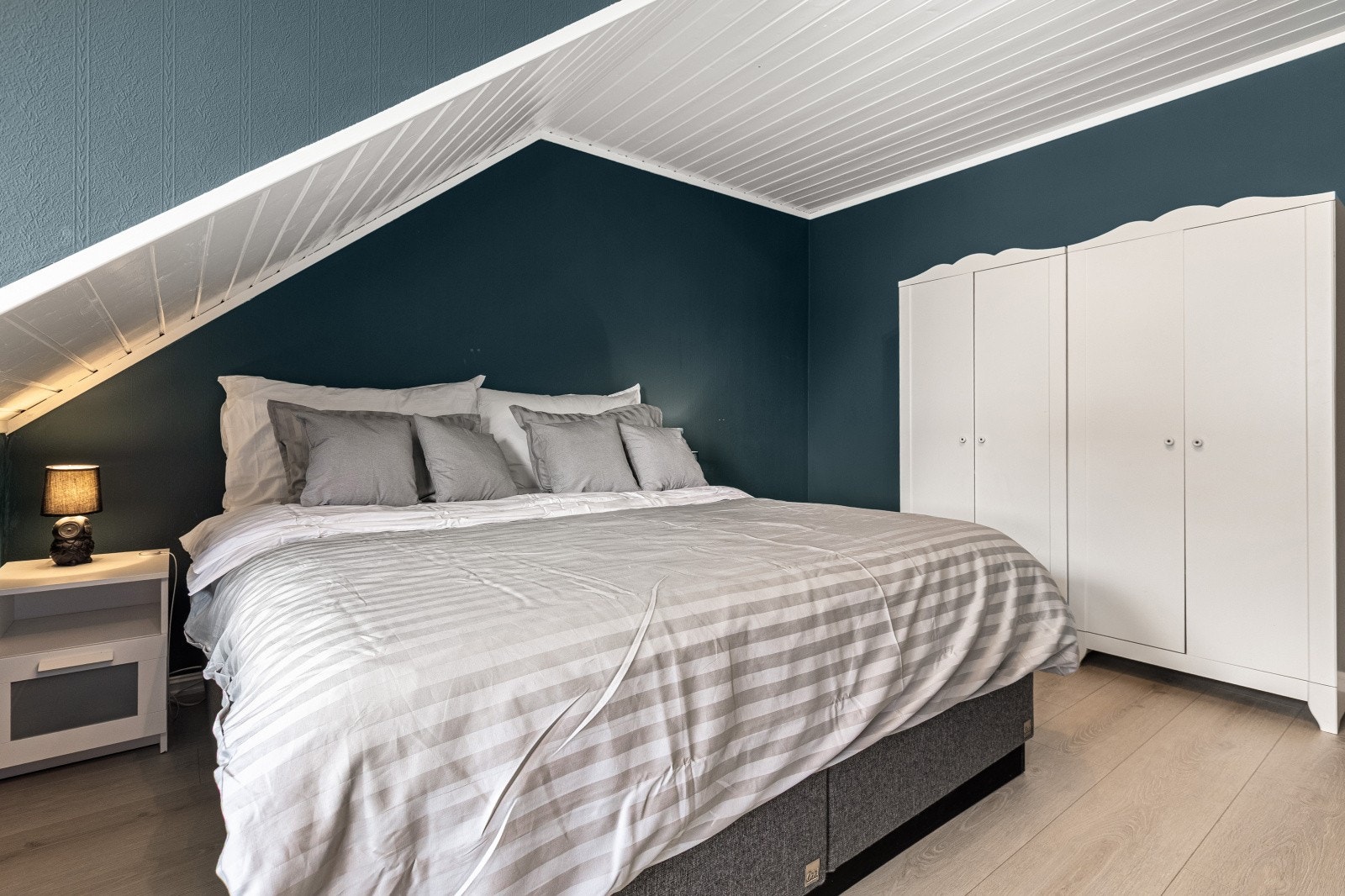 Hovedsoverommet er innredet med skyvedørsgarderobe som følger med. Galleribilde