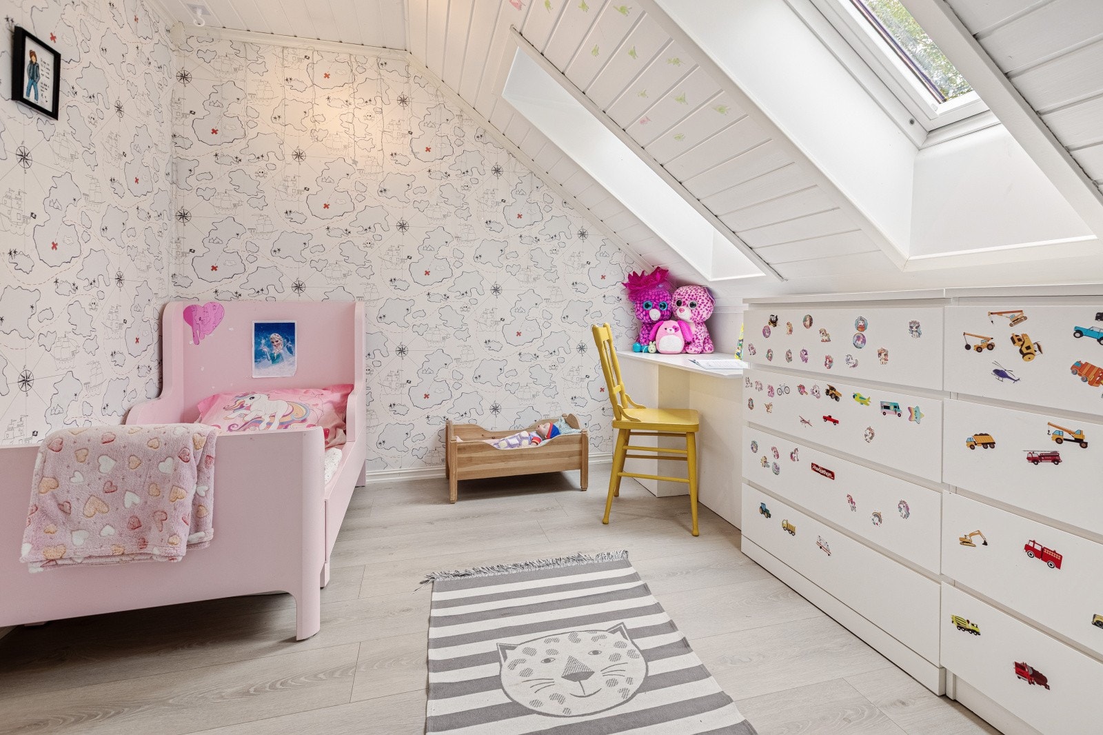 Dette rommet har tidligere vært en bod. Tidligere eier har satt inn takvinduer og fått godkjent dette hos kommunen. Det er ikke kontrollert at alle kravene for godkjent soverom er oppfylt. Galleribilde