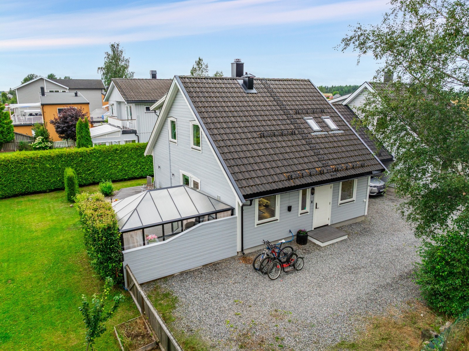 Parkering i carport samt bod innenfor carport og trapp opp til romslig bod med god lagringsplass. Elbil-lader installert på husveggen ved siden av inngangsparti. Velkommen til visning! Galleribilde