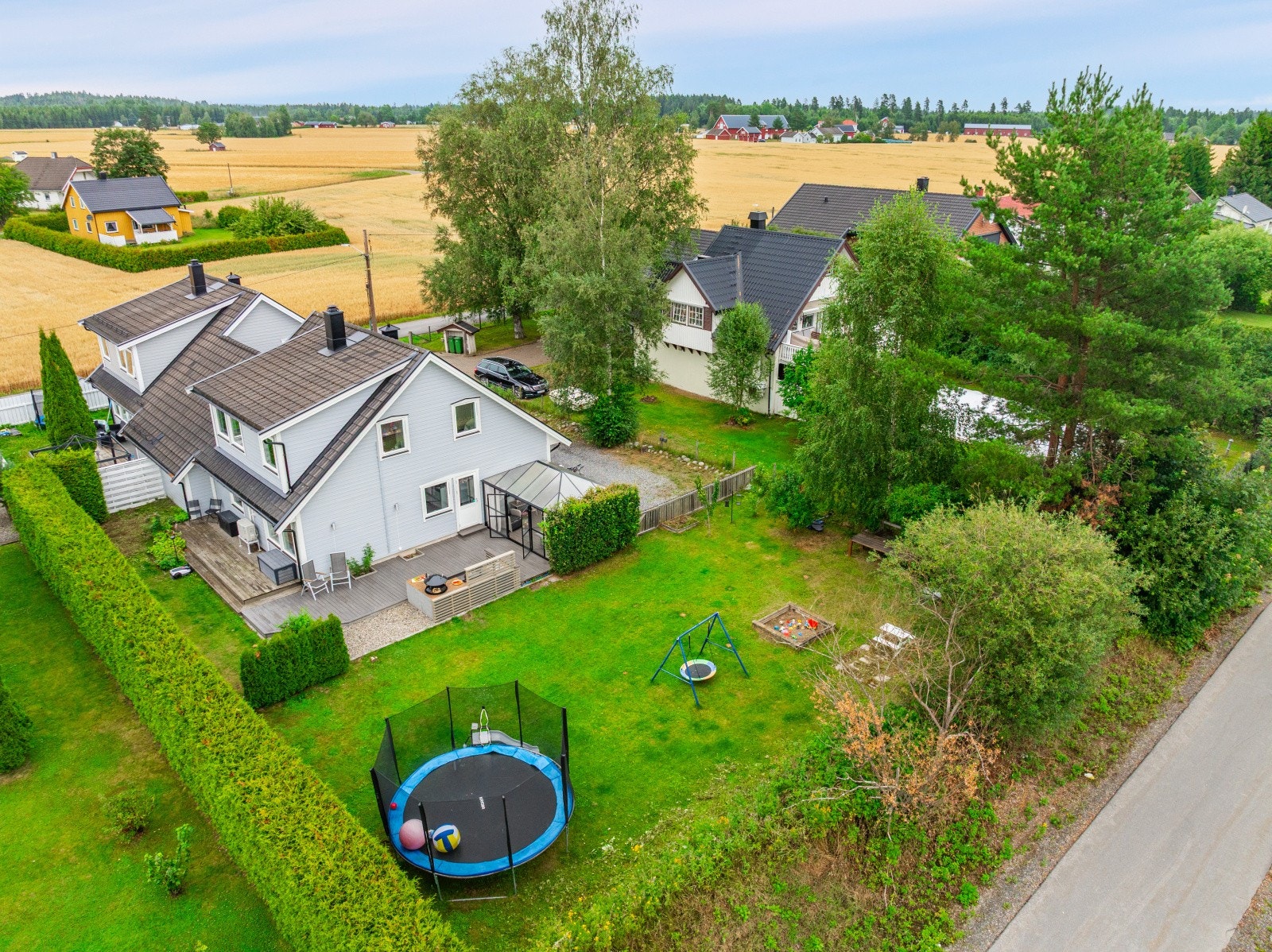 Nåværende eier benytter fellesområde største del av tiden, og har derfor plassert en trampoline der. Galleribilde