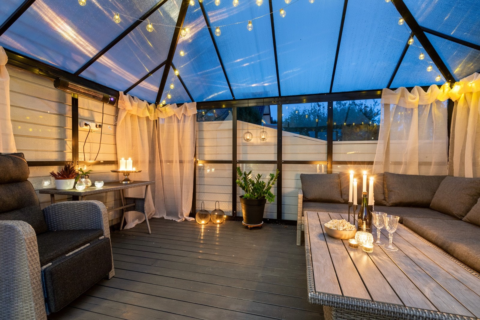 Hagestuen fungerer helt ypperlig som ekstra stue. Galleribilde