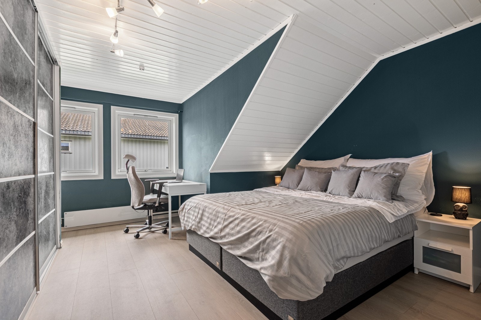 Dette rommet er benyttet som hovedsoverom og har god plass til dobbeltseng, nattbord og evt. kontorpult. Galleribilde