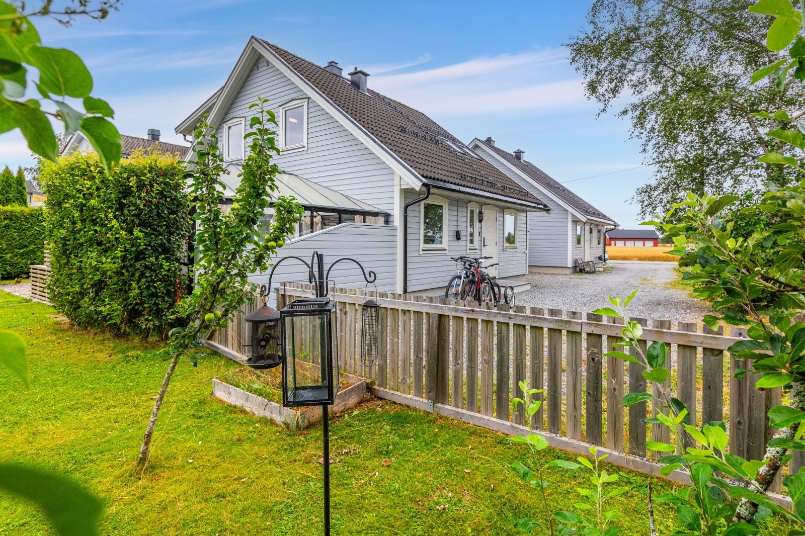 Gjerdet med grinden gir adkomst ut mot felles grøntområde. Galleribilde