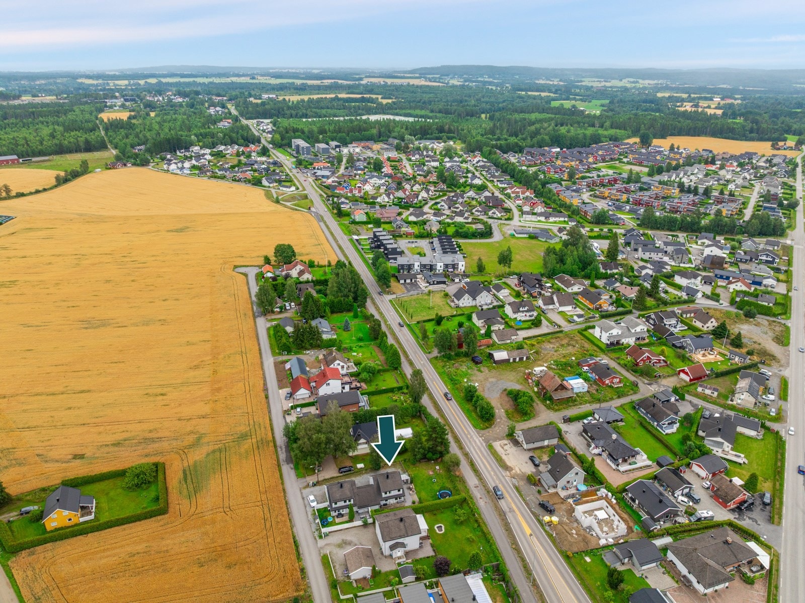 Kort kjøretur til nærliggende barnehage, barneskole og ungdomsskole. Galleribilde