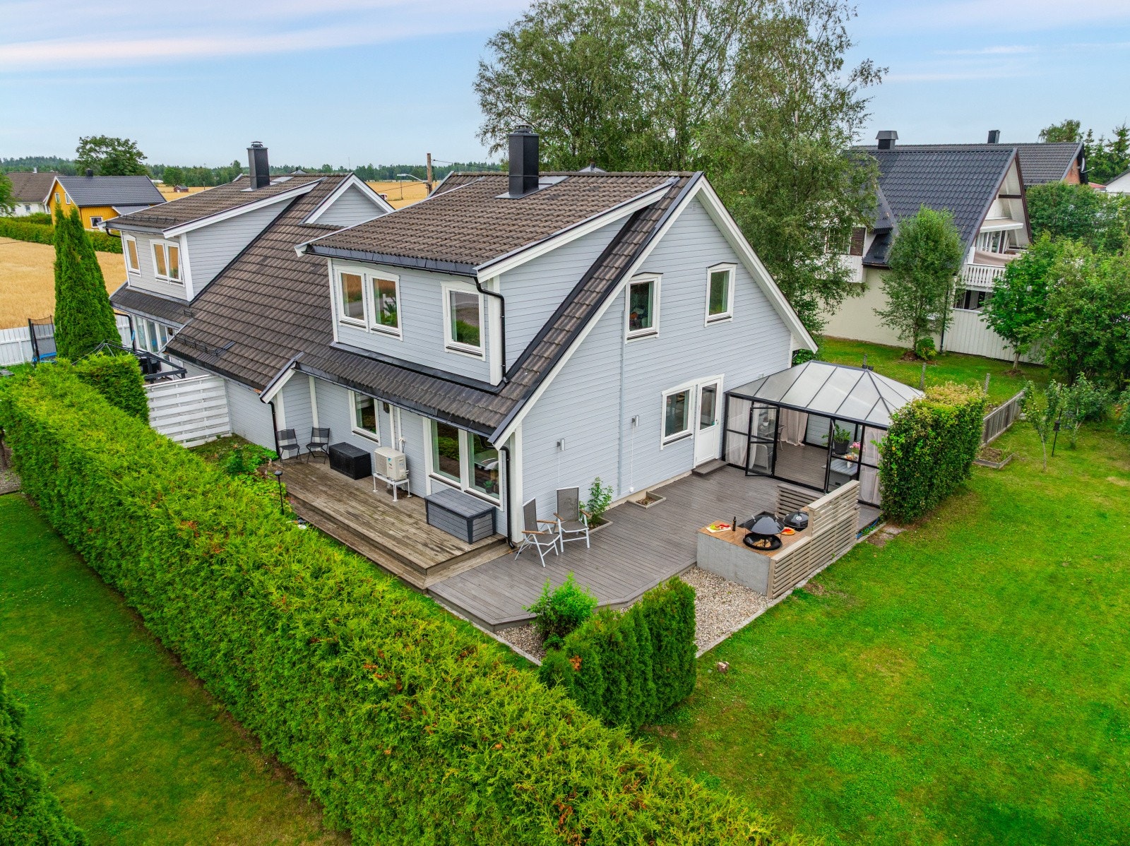 Eiendommen er registrert som en tomannsbolig, men er mer likt en kjedet enebolig og selges derfor som dette. Eiendommen deler fellesområde med naboen (grøntområdet utenfor gjerdet). Galleribilde