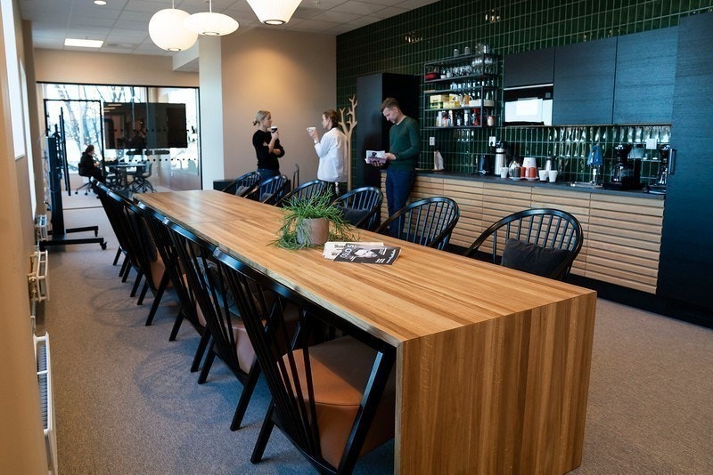 Hyggelig kjøkkensone med langbord Galleribilde